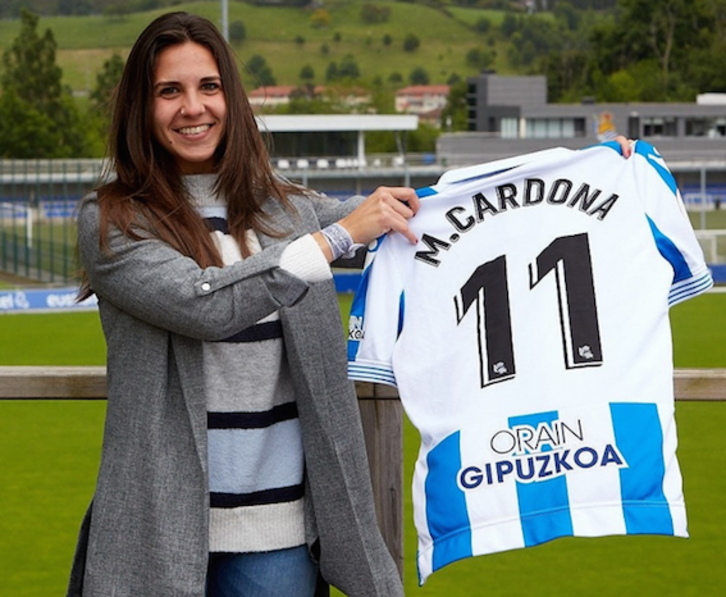 Cardona, con la camiseta txuri-urdin. (@RealSociedad)