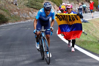Richard Carapaz realizó en solitario los últimos 28 kilómetros. (Luk BENIES /AFP) 