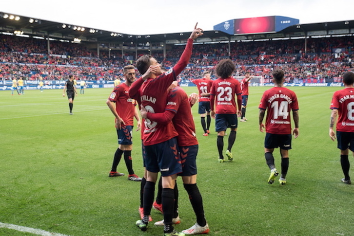 Jugadores de Osasuna celebran uno de los goles. (Iñigo URIZ/FOKU)