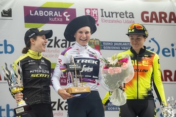 Elisa Longo luce –de aquella manera– la txapela de campeona de la general de la Emakumeen Bira, flanqueada en el podio por Amanda Spratt y Soraya Paladin (Marisol RAMÍREZ / FOKU)