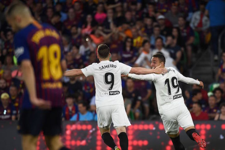 Gameiro y Rodrigo celebran un gol ché. (Pau BARRENA/AFP)