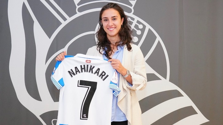 Nahikari García posa con la camiseta txuri-urdin. (@RealSociedad)