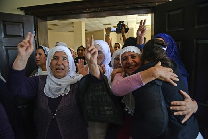 Familiares de los huelguistas celebran la noticia. (Ilyas AKENGIN / AFP)