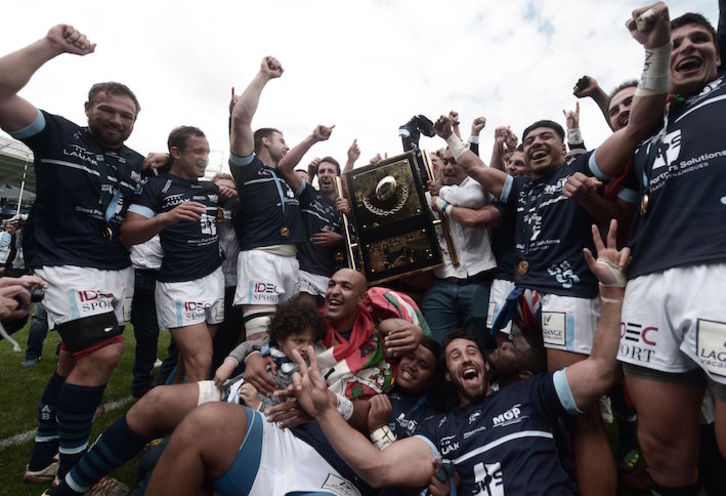 Los jugadores de Aviron celebran el título de Pro D2 y el ascenso a la máxima categoría. (Gaizka IROZ / AFP)