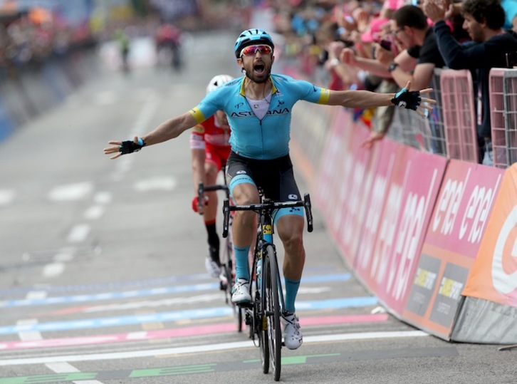 Cataldo entra ganador en la meta de Como (Luk BENIES / AFP)