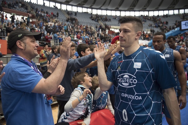 La afición de Gipuzkoa Basket se despide de sus jugadores tras perder la categoría al caer frente al Real Madrid (Juan Carlos RUIZ / FOKU)