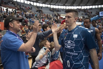 La afición de Gipuzkoa Basket se despide de sus jugadores tras perder la categoría al caer frente al Real Madrid (Juan Carlos RUIZ / FOKU)
