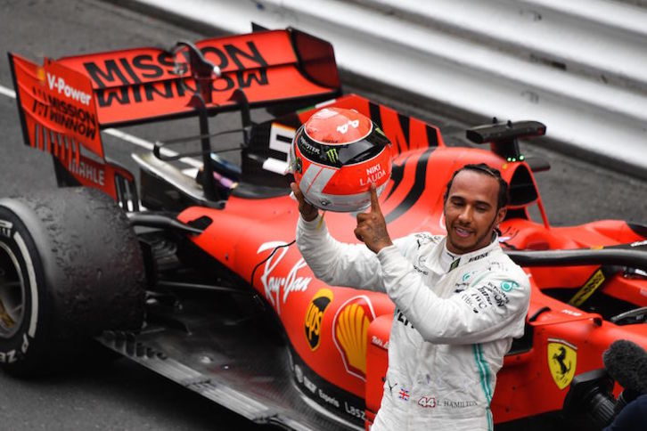 Hamilton dedica a Niki Lauda su triunfo en Mónaco. (Yann COATSALIOU/AFP)