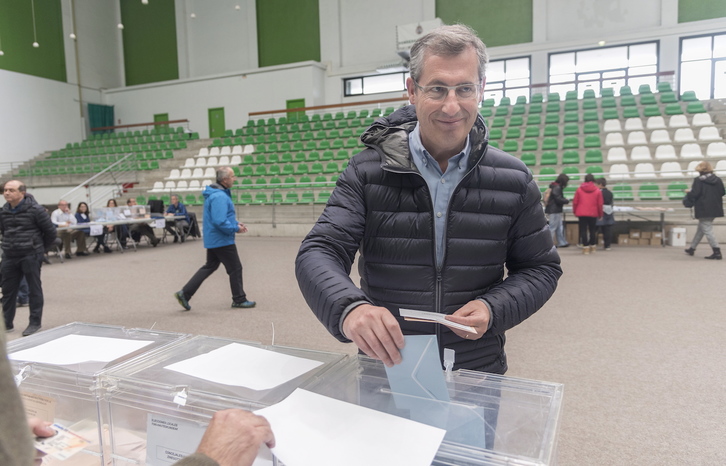 El candidato del PNV, Markel Olano, depositando su voto. (Andoni CANELLADA / FOKU)