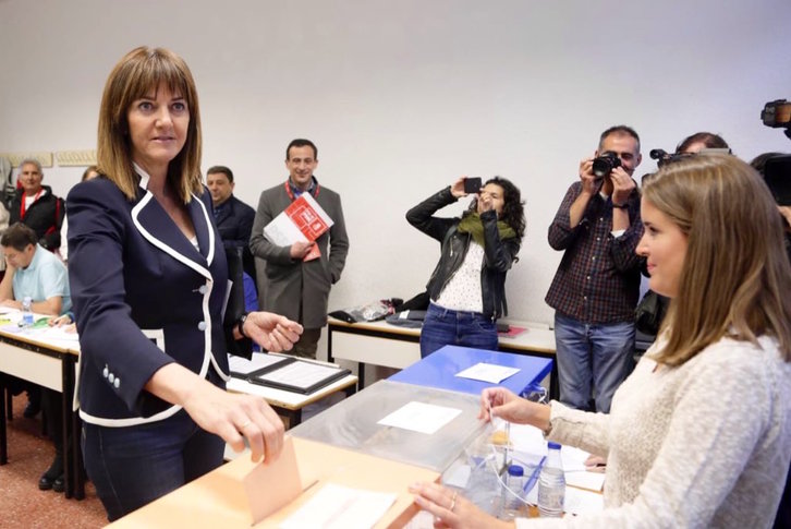 Idoia Mendia, en el momento de depostivas su voto. (@socialistavasco)