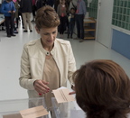 María Chivite depositando su voto. (Iñigo URIZ/FOKU)