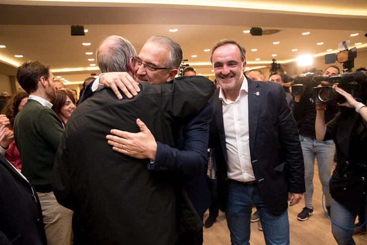 Enrique Maya es felicitado tras haber obtenido 13 ediles en Iruñea. (Iñigo URIZ/FOKU)