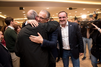 Enrique Maya es felicitado tras haber obtenido 13 ediles en Iruñea. (Iñigo URIZ/FOKU)