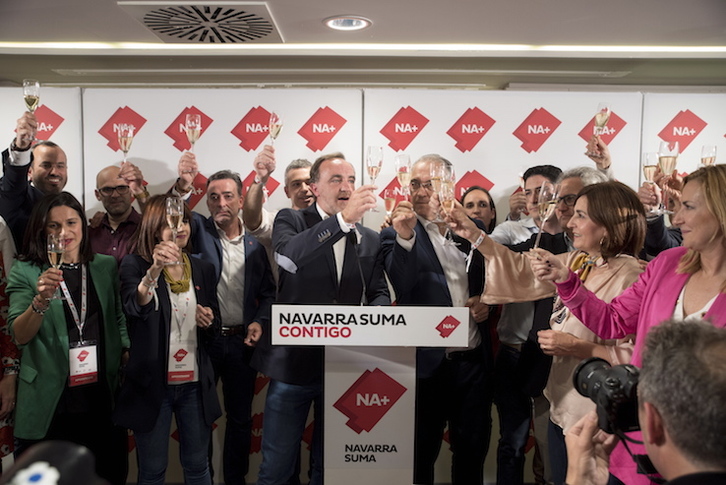 Los líderes y seguidores de Navarra Suma brindan por el resultado electoral. (Iñigo URIZ/FOKU)