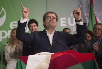 Aburto celebrando la victoria en las municipales en Sabin Etxea. (Marisol RAMIREZ / FOKU)