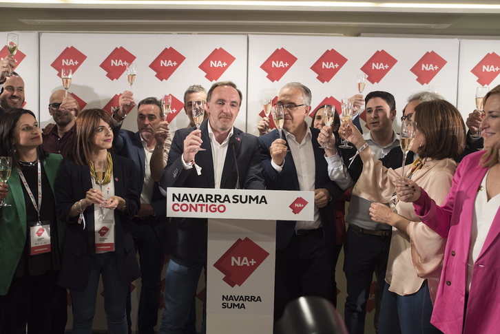 Navarra Suma brindó por los buenos resultados cosechados durante la jornada electoral. (Iñigo URIZ / FOKU)