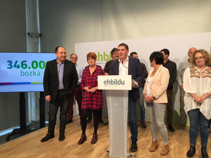 Arnaldo Otegi y otros representantes de EH Bildu, tras la Mesa Política de hoy. (Jon URBE | FOKU)
