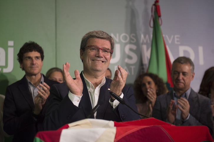 Aburto celebrando la victoria en las municipales en Sabin Etxea. (Marisol RAMIREZ / FOKU)