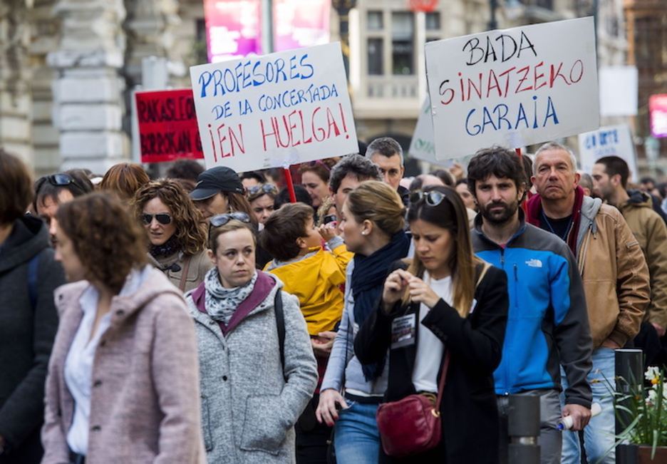 Manifestación de trabajadores de la enseñanza concertada, el pasado 12 de marzo en Bilbo. (Luis JAUREGIALTZO/FOKU) 