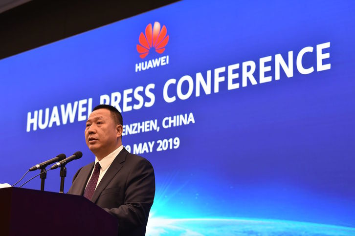 El director legal de Huawei, Song Liuping, en la rueda de prensa de hoy. (Hector RETAMAL / AFP)
