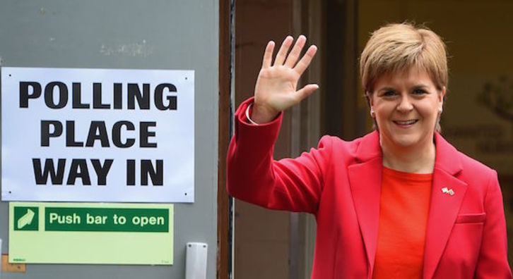 Nicola Sturgeon, frente a un colegio electoral el día de los comicios europeos. (Andy BUCHANAN/AFP)