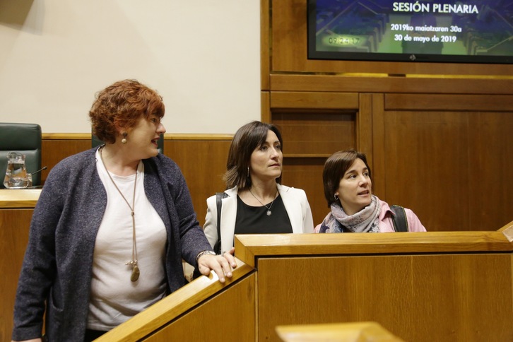 Idurre Bideguren, en el centro, entre dos compañeras de EH Bildu. (Endika PORTILLO/FOKU)