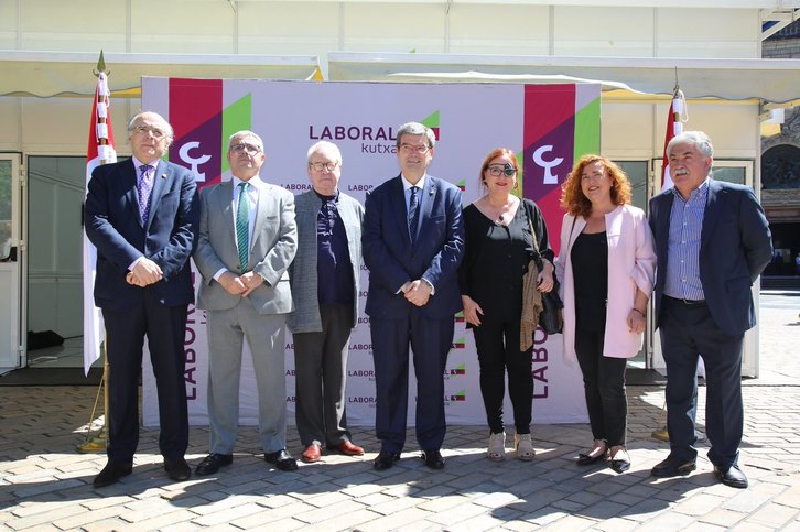 Los premiados Meabe y Banville, junto a representantes institucionales. (@juanmariaburto)