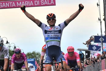 Cima levanta los brazos en la meta (GIRO)