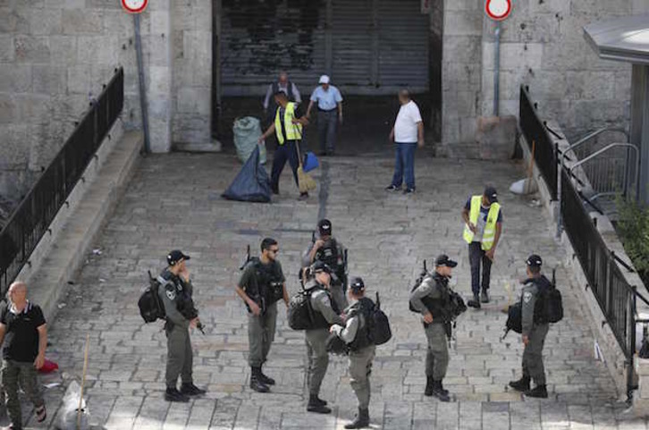 Agentes de Israel vigilan uno de los accesos a la Ciudad Vieja de Jerusalén, tras el ataque con arma blanca de este viernes. (Thomas COEX / AFP) 