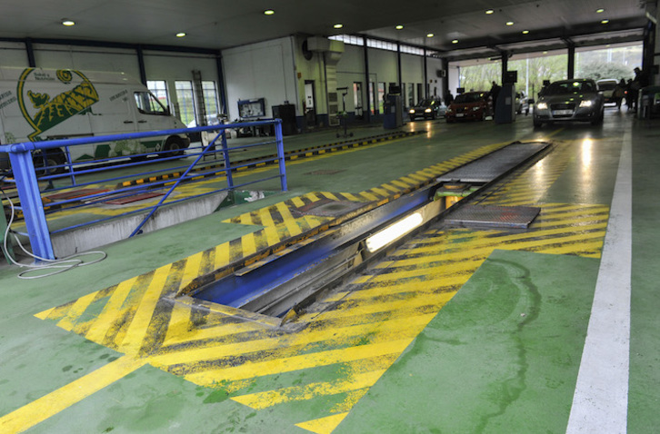 Interior de una estación de ITV. (Idoia ZABALETA/FOKU)