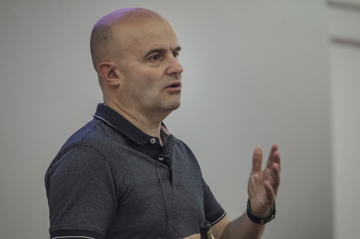 Patxi Xabier Fernández, durante una charla en los Cursos de Verano de la UPV-EHU. (Aritz LOIOLA/FOKU)