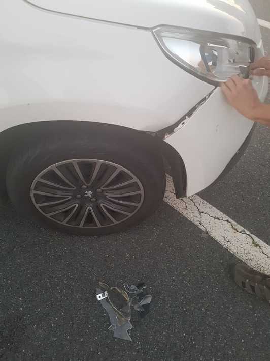 Autoak kalte arinak ditu istripuaren ondorioz. (NAIZ)