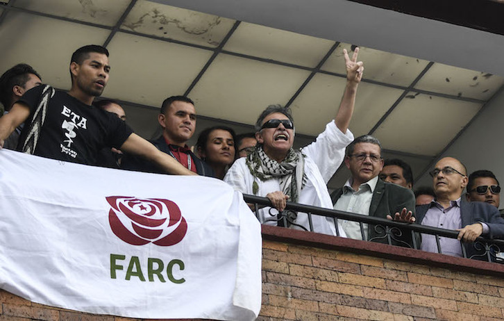Uno de los asistentes a la intervención de Santrich tras su liberación vistió una camiseta con el anagrama de ETA. (Juan BARRETO(AFP). 