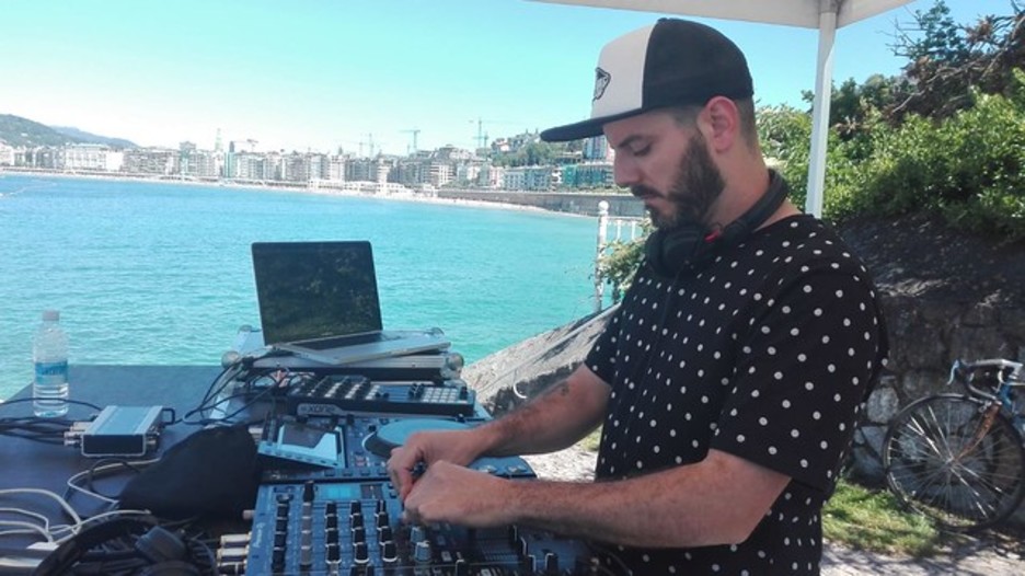 DJ tailerrak animatu ditu hondartza inguruak. (Olatu Talka)