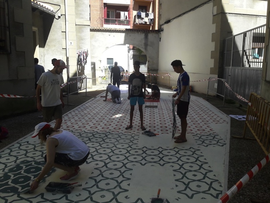 Mosaiko tailerra bederen itzalpean egin ahal izan dute. (Olatu Talka)