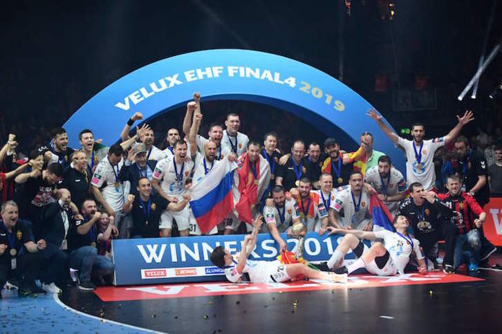 Los jugadores del Vardar macedonio celebran el título de Champions League. (Ina FASSBENDER/AFP)