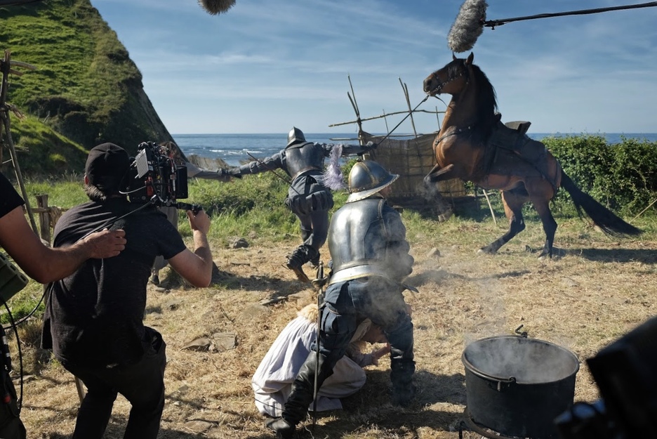 Un momento del rodaje en la zona de Deba. (GARA) Un momento del rodaje en la zona de Deba. (GARA)