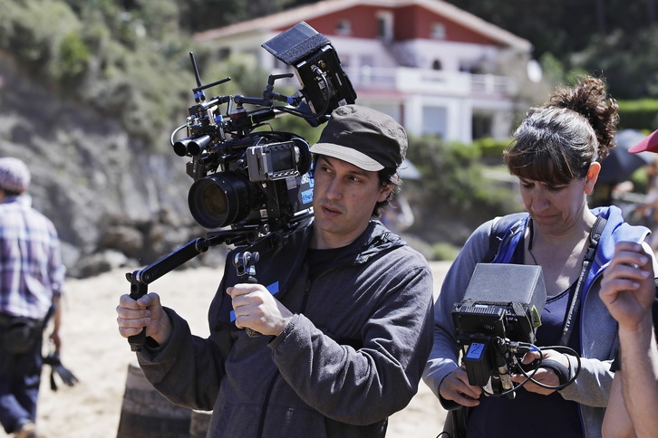 Pablo Agüero, cámara en mano, en un momento del rodaje. (NAIZ)