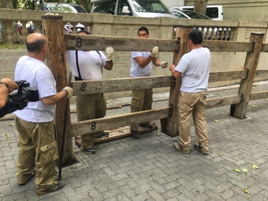 Colocando los tablones de uno de los tramos del vallado. Colocando los tablones de uno de los tramos del vallado.