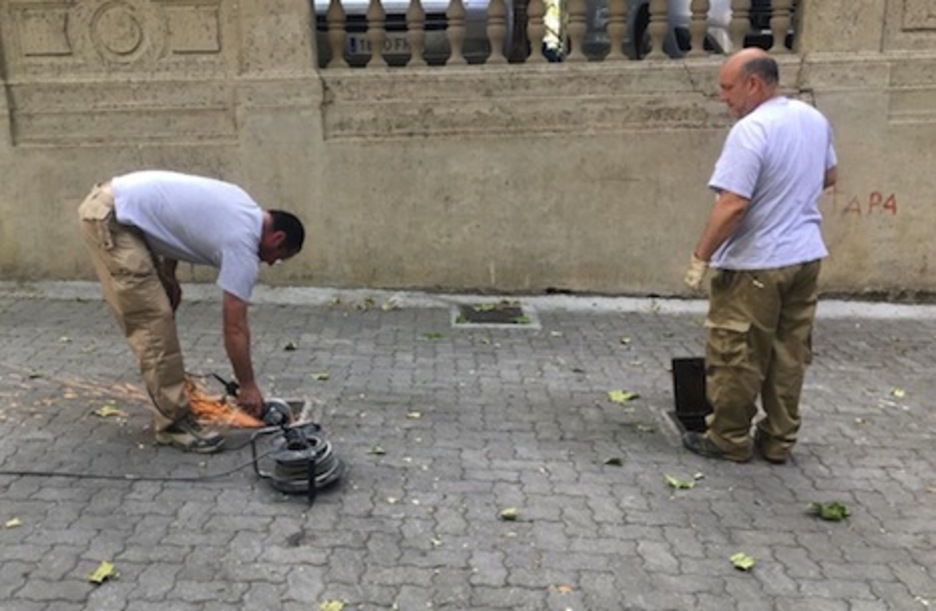 En primer lugar, se rompe el sellado de los cajetines donde van encajados los postes. En primer lugar, se rompe el sellado de los cajetines donde van encajados los postes.