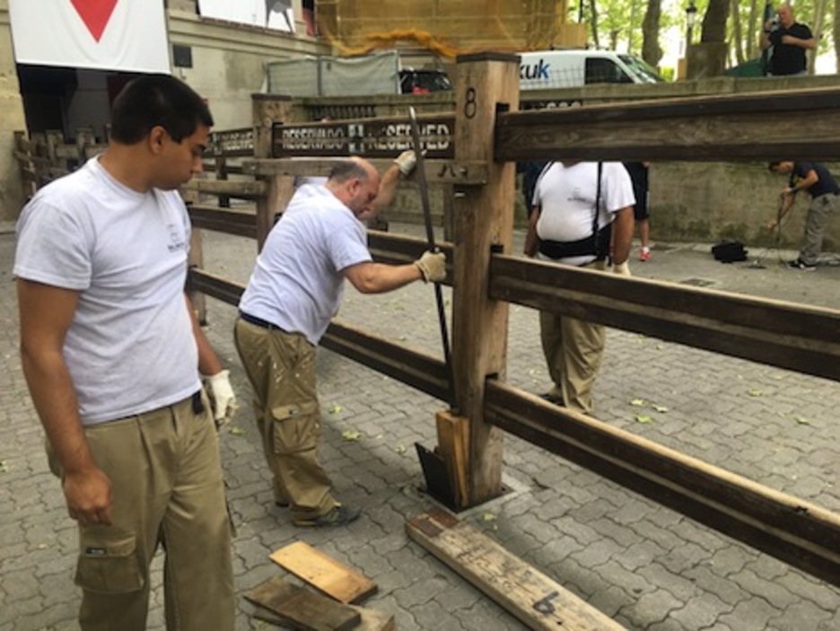 Una barra de metal sirve para terminar de encajar las cuñas de los postes. Una barra de metal sirve para terminar de encajar las cuñas de los postes.
