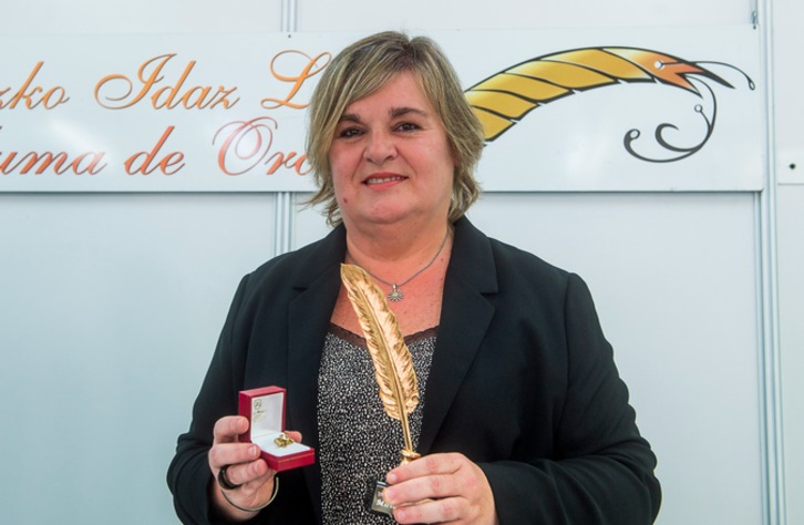 Miriam Urkia ha recibido la Pluma de Oro en la Feria del Libro de Bilbo. (Luis JAUREGIALTZO/FOKU)