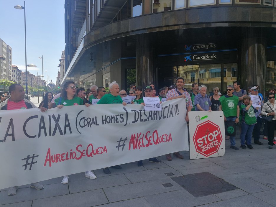 Concentración de la PAH ante la sede de CaixaBank en Iruñea. (@MartxeloDiaz)