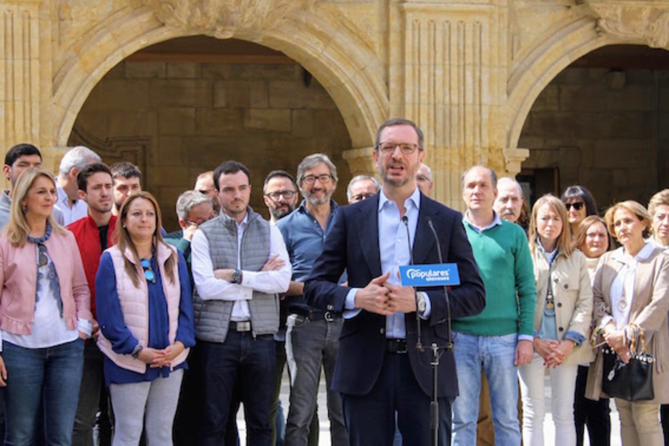 Acto del PP en Bastida, el candidato Daniel García está junto a Iñaki Oyarzábal. (PP alavés)