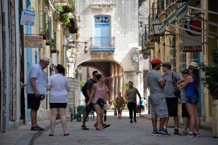 Turistas por las calles de La Habana Vieja. (Yamil LAGUE/AFP)
