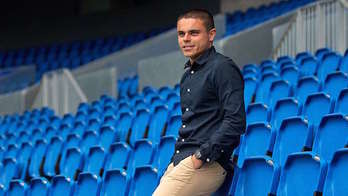 Sangalli posa en las gradas de Anoeta. (@RealSociedad)