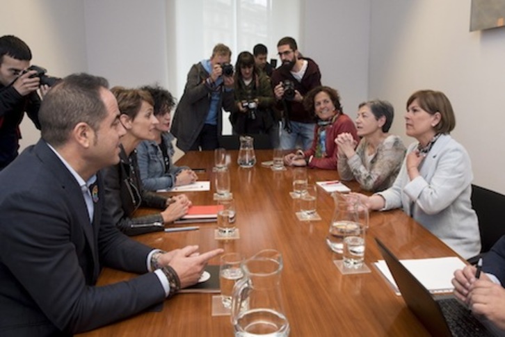Imagen de la reunión que mantuvieron el PSN y Geroa Bai sobre la formación de gobierno en Nafarroa. (Iñigo URIZ/FOKU)