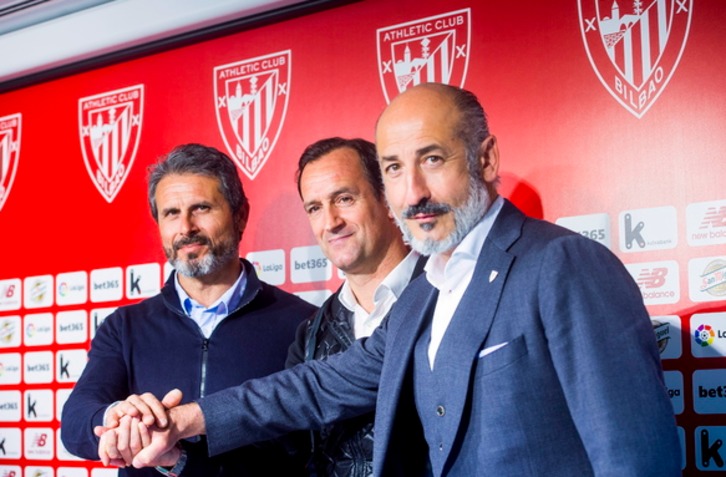 Elizegi con Alkorta en la presentación de Etxeberria como entrenador del Bilbao Athletic. (Luis JAUREGIALTZO / FOKU)