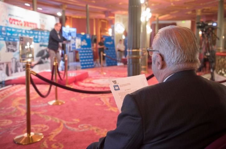 Publikoa adi-adi, Koldo Tellitu Ikastolen Elkarteko presidentearen irakurketan. (Marisol RAMIREZ/FOKU)