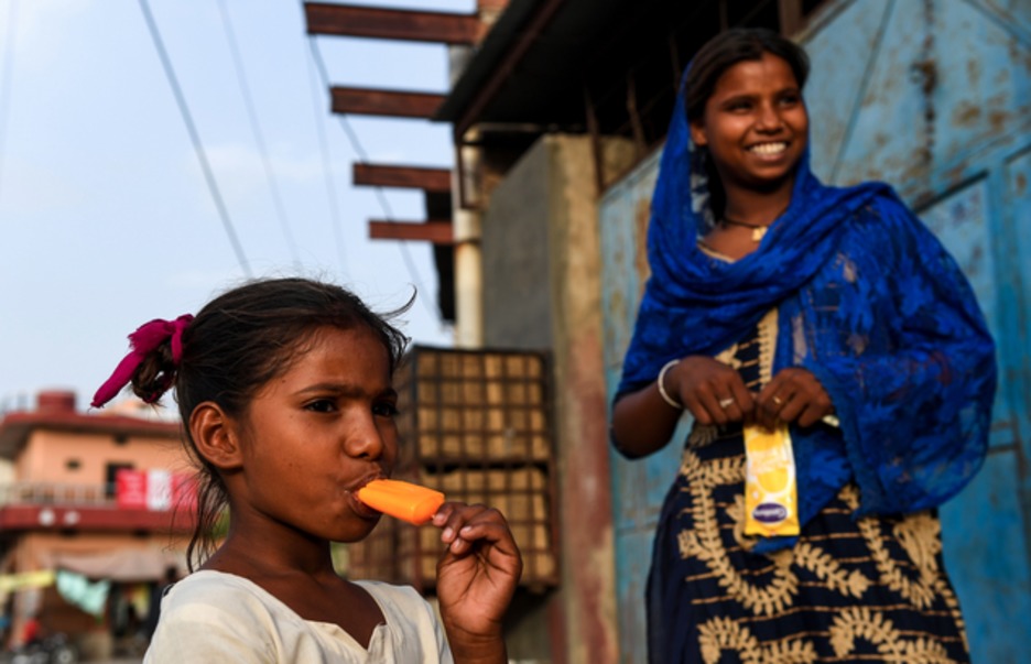 Una niña se refresca comiento un helado. (Money SHARMA / AFP)